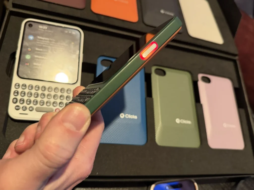 the-return-of-the-tactile-era-clicks-technology-unveils-the-communicator-smartphone