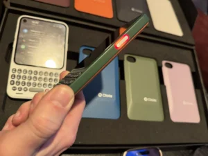 the-return-of-the-tactile-era-clicks-technology-unveils-the-communicator-smartphone
