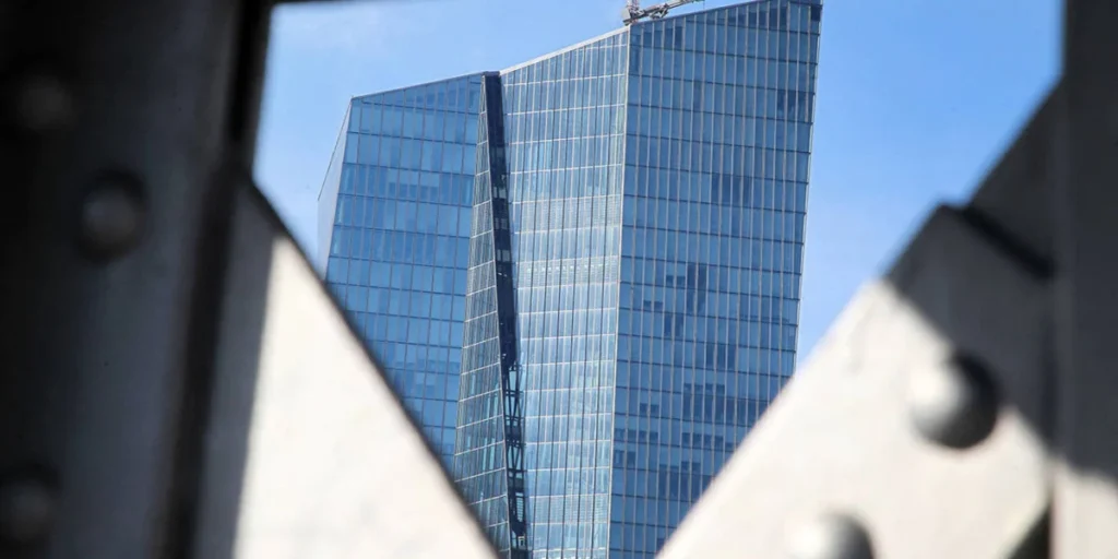 the-great-monetary-miscalculation-why-central-banks-missed-the-inflationary-surge-of-2021-2023
